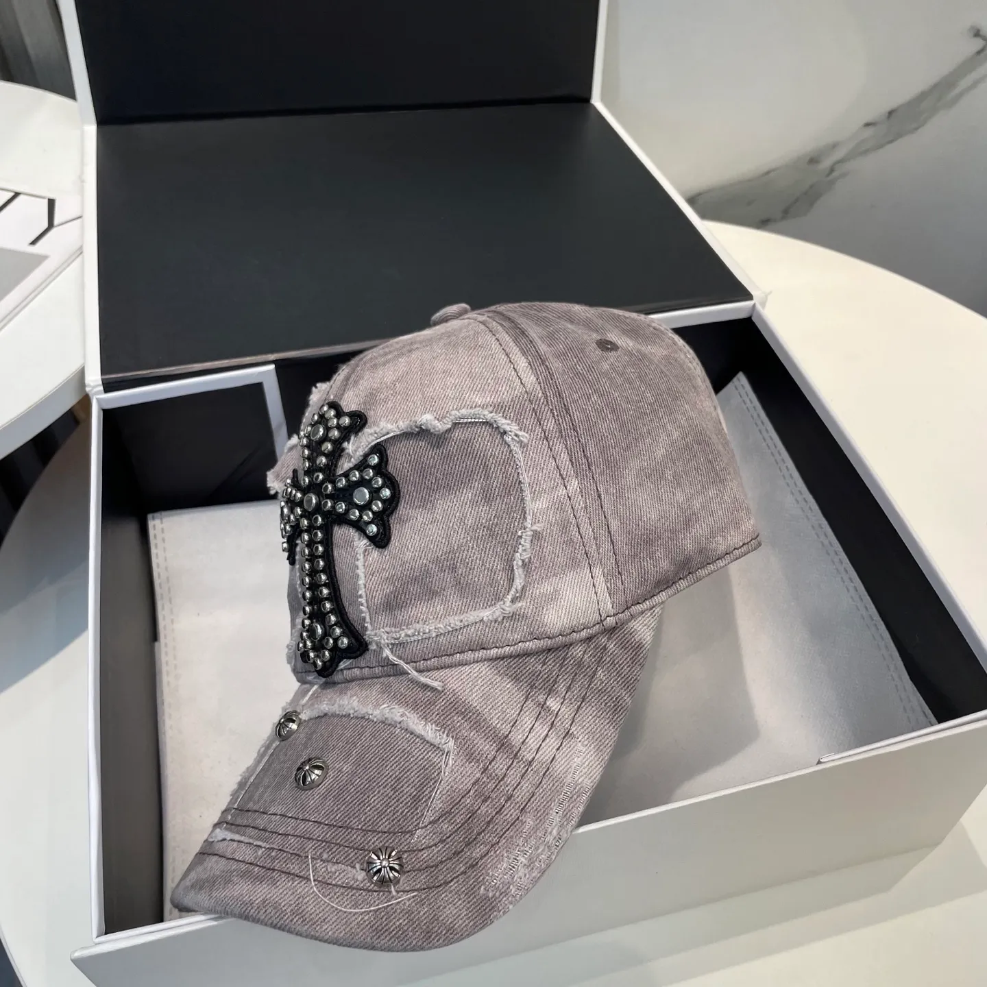 P86 Crow Heart 🆕🆕25 new baseball cap, personalized fashion classic cross logo, casual with a cool feeling, unisex style, same style for men and women! Very easy to match! Head circumference: 56-58cm is available